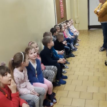 Wycieczka dzieci z grupy Niezapominajek do Szkoły Św. Łukasza - udział w programie ''Mobilne Planetarium